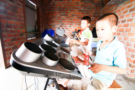 Phong mới 8 tuổi nhưng đã chơi trống rất điệu nghệ từ hơn một năm nay