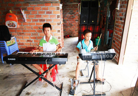 Bảo chơi đàn, Phong chơi trống trong căn nhà cấp 4 lụp xụp