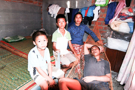 Bảo và Phong chơi nhạc nuôi người cha sống thực vật