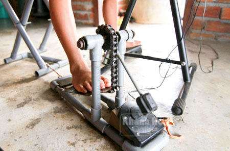 Bộ phận giậm chân của bộ trống bị hỏng đã được anh em Bảo và Phong thiết kế lại khá ngộ nghĩnh