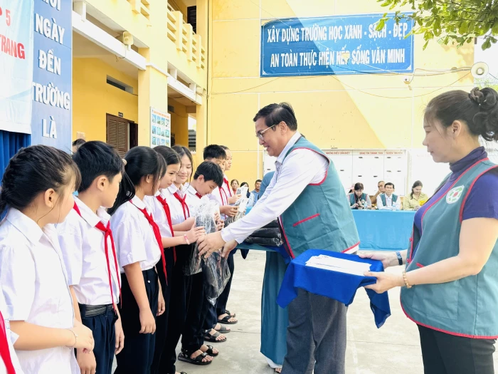 Chăm lo sức khỏe cho người yếu thế