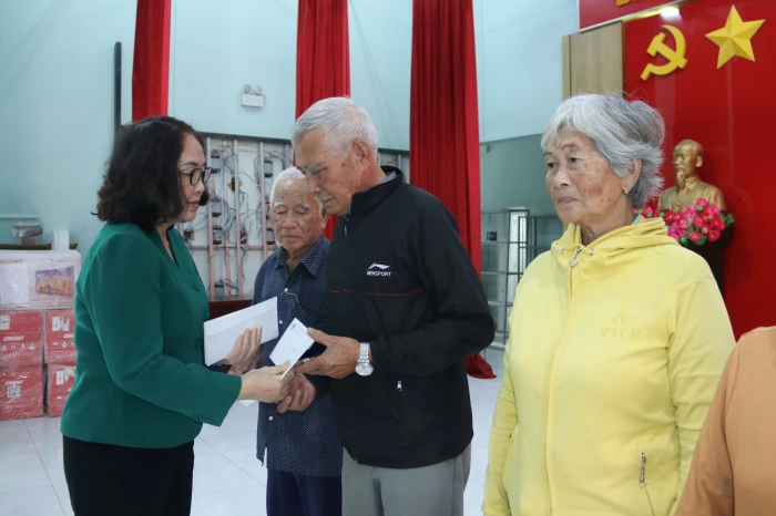 Mang Tết ấm đến với người cao tuổi