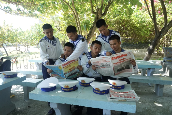 Đọc báo ở Trường Sa