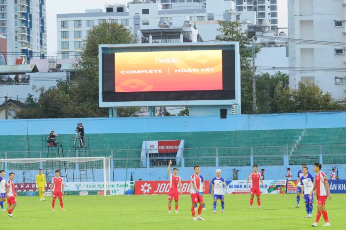 Những nhịp “VAR” cảm xúc trên sân vận động 19-8