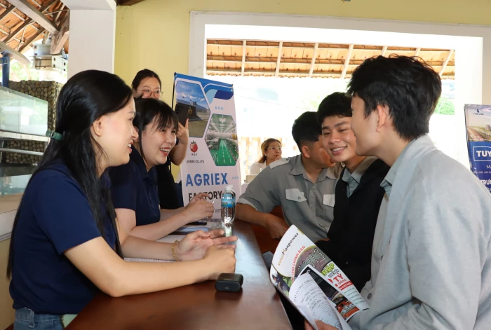 Phát triển đồng bộ thị trường lao động