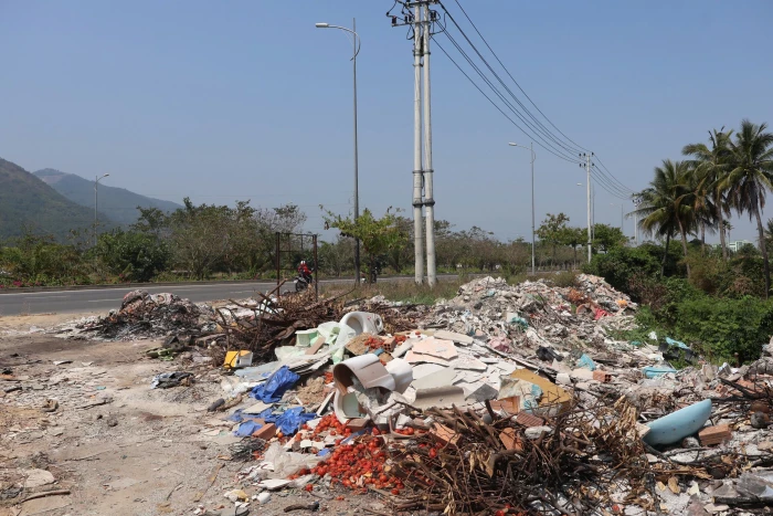 Tình trạng đổ rác ven đường Võ Nguyên Giáp: Cần được xử lý dứt điểm