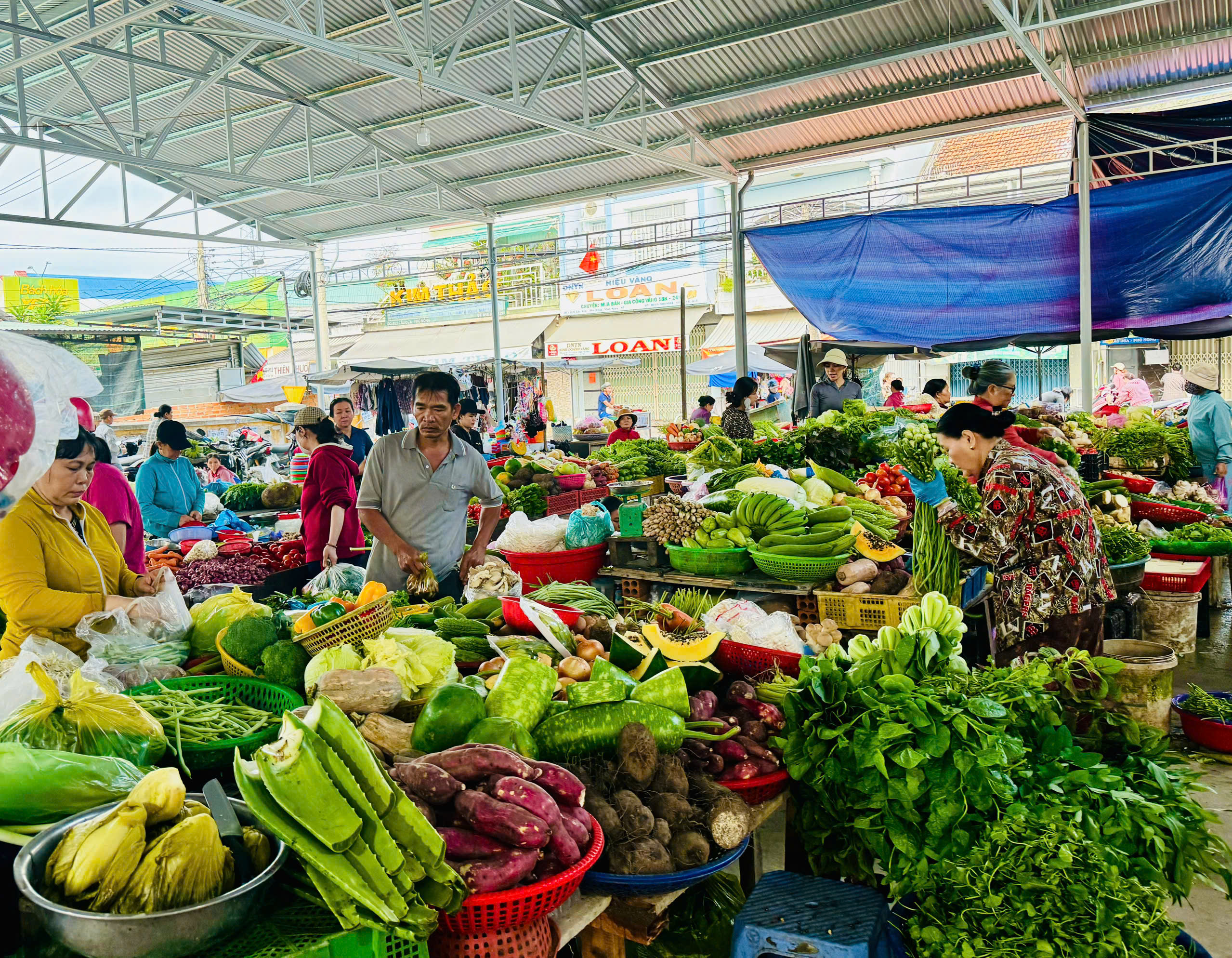 Các siêu thị hút khách dịp lễ