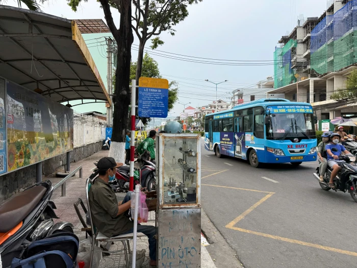 Cần trả lại công năng nhà chờ xe buýt
