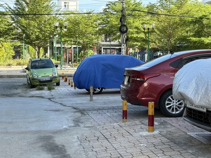 Đề nghị tháo dỡ cọc sắt trên vỉa hè Chung cư An Thịnh