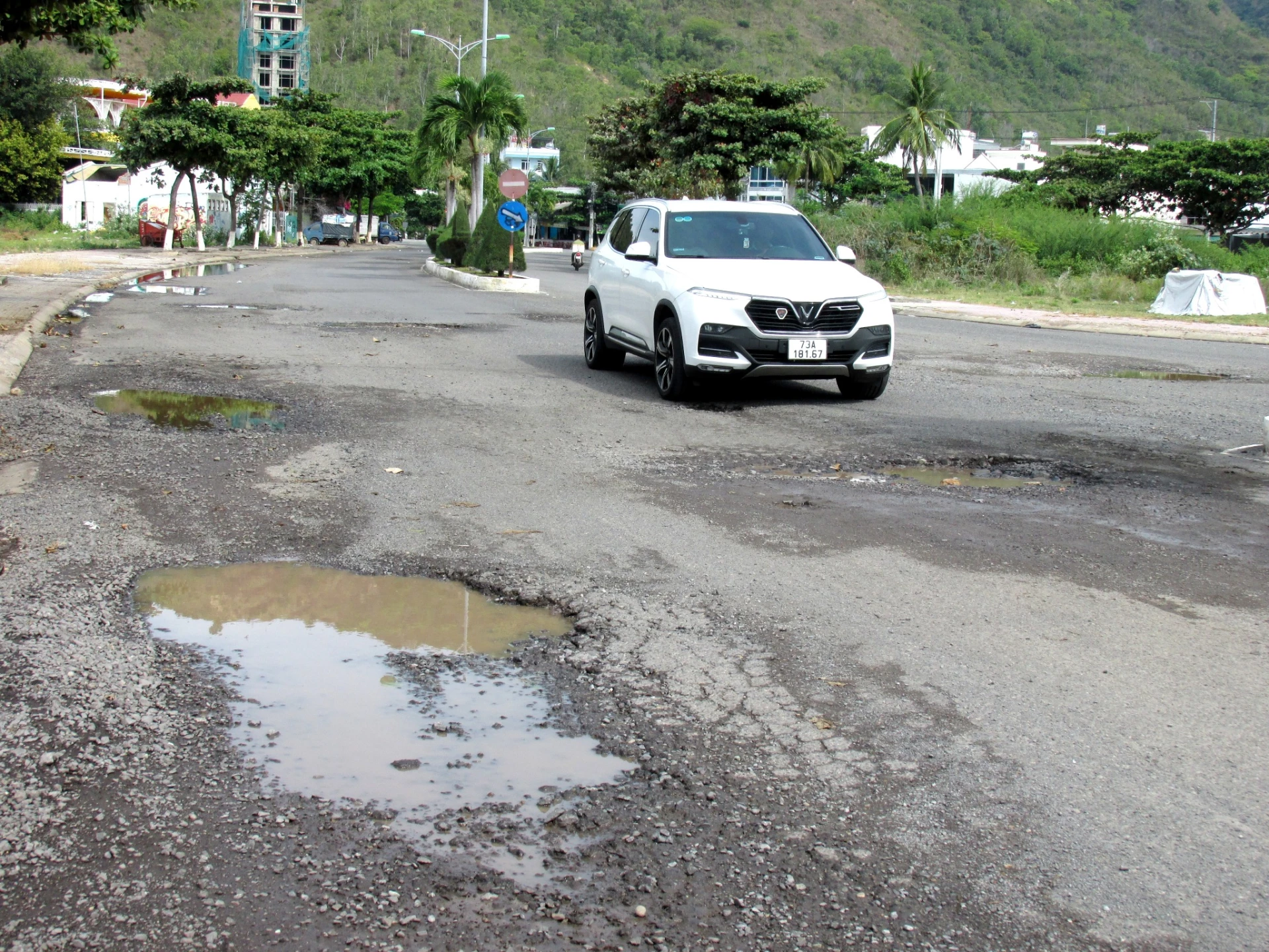 Đoạn đường nhiều “ổ gà”
