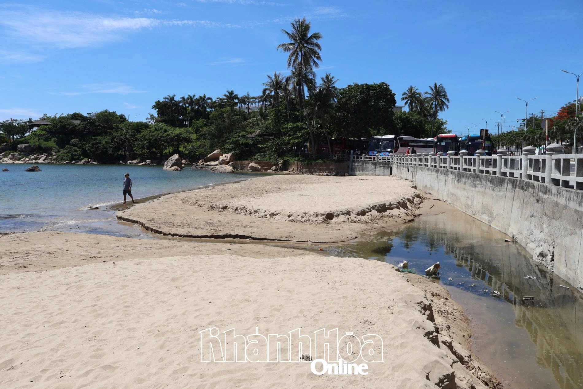 Cần có phương án giải quyết dứt điểm tình trạng nước bẩn dọc đường Phạm Văn Đồng chảy ra biển