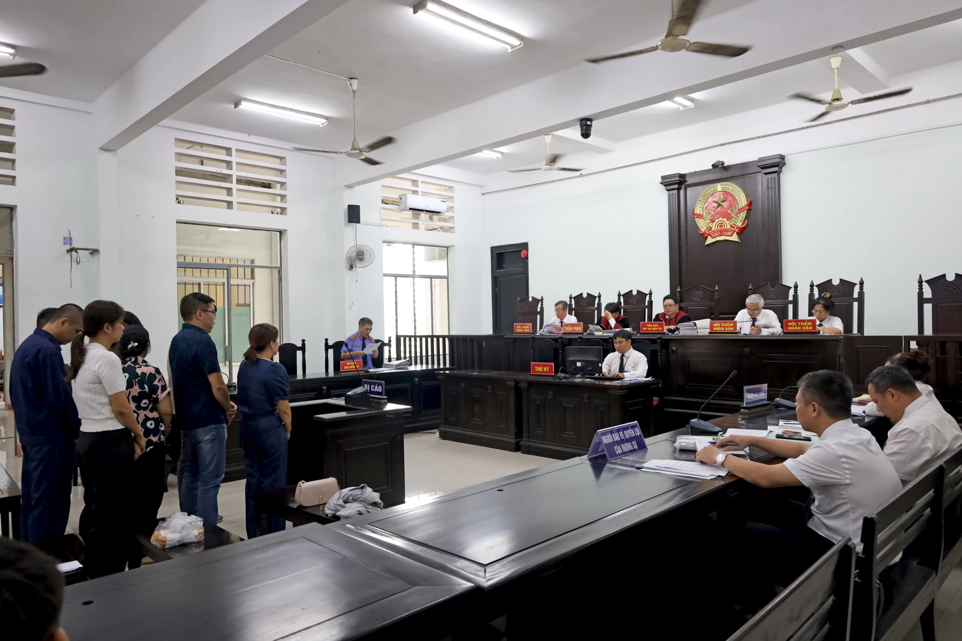 Vụ vận chuyển trái phép thuốc tân dược vào Việt Nam: Kết án 9 bị cáo