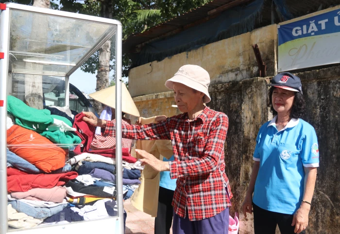 Những tủ quần áo chia sẻ yêu thương