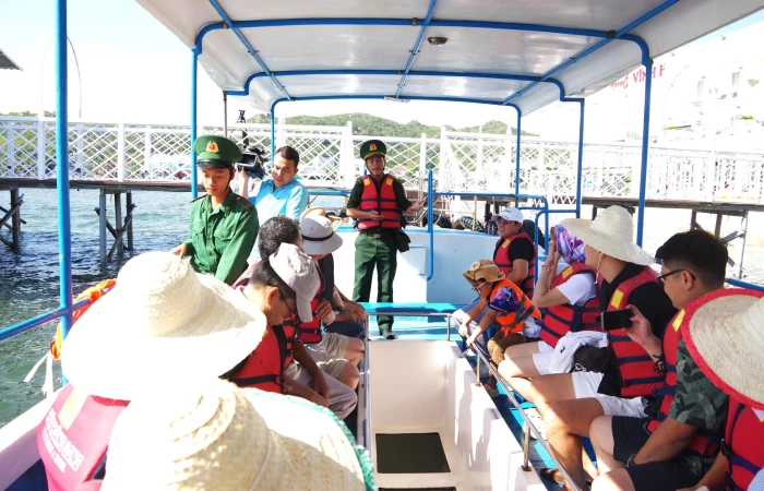 Đồn Biên phòng Vĩnh Hải: Chú trọng bảo đảm an toàn địa bàn du lịch