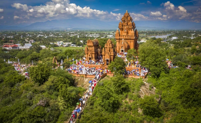 Chào mừng Đại hội đại biểu Đảng bộ tỉnh Khánh Hòa lần thứ I, nhiệm kỳ 2025 - 2030: Bảo tồn, phát huy di sản văn hóa gắn với phát triển du lịch đẳng cấp, bền vững