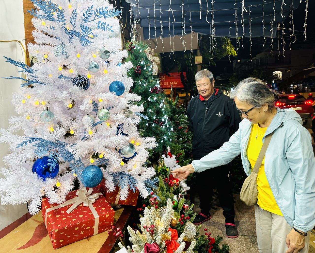 Thị trường Giáng sinh ở Nha Trang: Nhiều sản phẩm mới hút khách