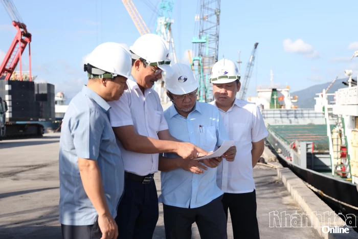 Sớm gỡ vướng để nâng cấp cảng Cam Ranh