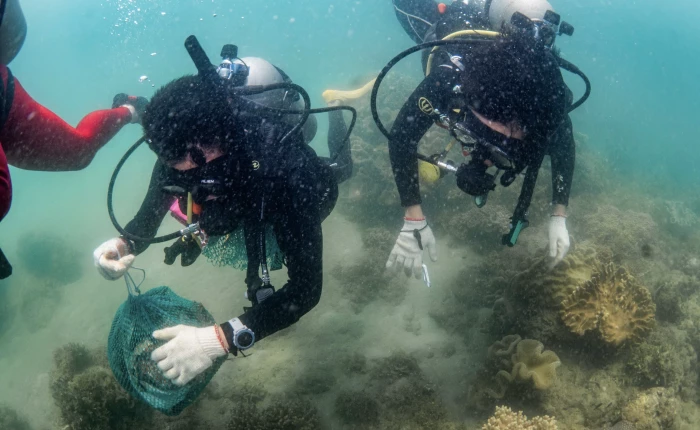 Chung tay giữ biển sạch