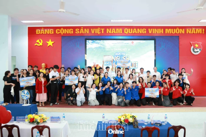 Chung kết bảng B cuộc thi “Master English - Master Your Life”:
Đội thi Trường Đại học Nha Trang - đội 2 đạt giải nhất