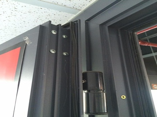 Vì sao cửa gỗ, cửa nhôm dễ bị kẹt khi trời lạnh?