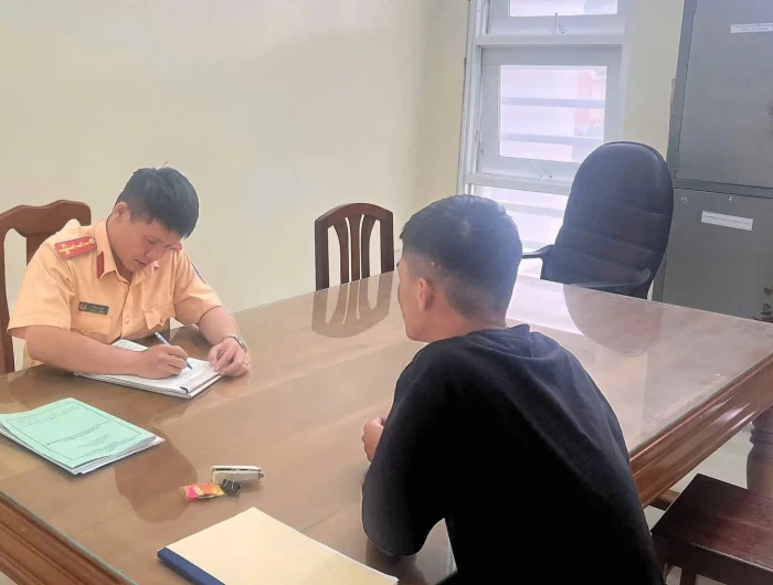 Bị xử phạt vì dùng xe máy công vụ vừa tham gia giao thông vừa nghe điện thoại