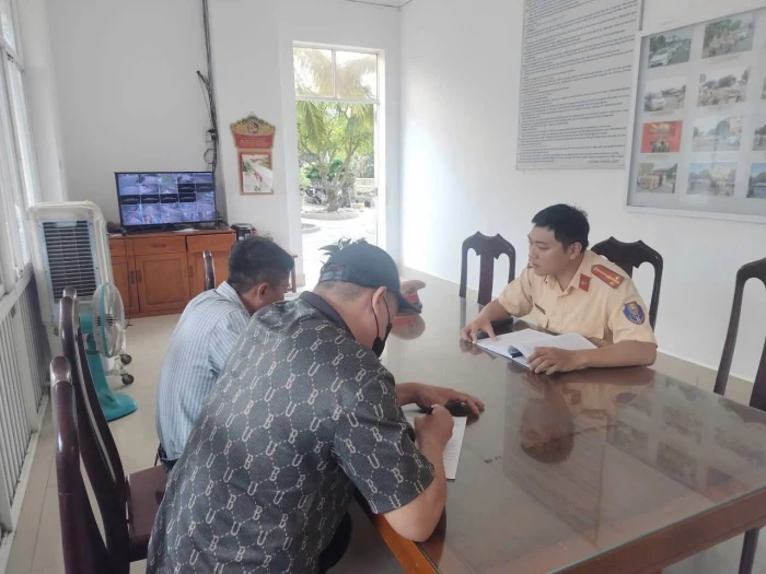 Xử lý 2 tài xế xe buýt sử dụng điện thoại khi đang điều khiển phương tiện