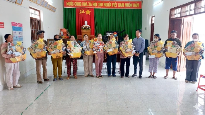 Trao 10 suất quà Tết cho phụ nữ, trẻ em có hoàn cảnh khó khăn xã Khánh Vĩnh