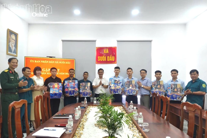 Xã Suối Dầu gặp mặt, tặng quà quân nhân xuất ngũ năm 2026