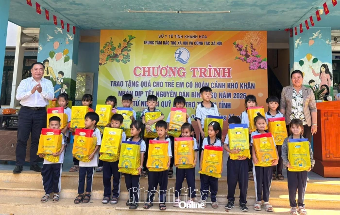 Trao 200 suất quà Tết cho trẻ em có hoàn cảnh khó khăn tại xã Mỹ Sơn