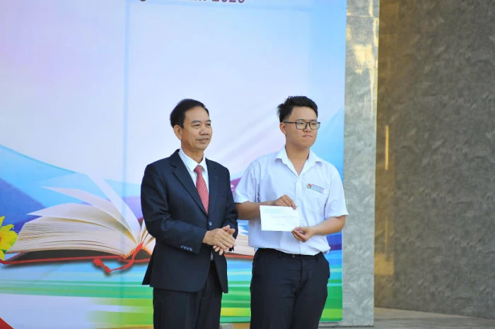 Trường THPT Chuyên Lê Quý Đôn - Đông Hải tuyên dương, khen thưởng các học sinh đạt thành tích