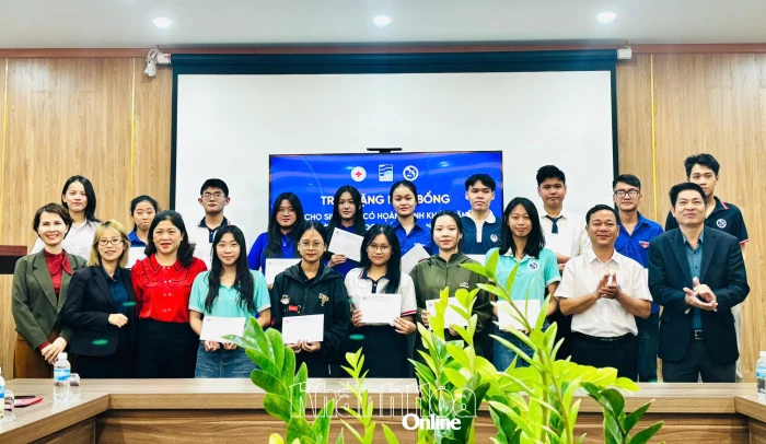 Tặng 20 suất học bổng cho sinh viên Trường Đại học Khánh Hòa