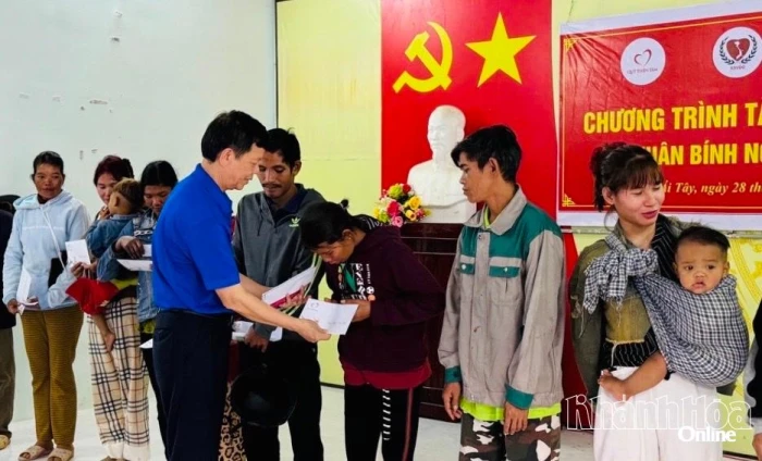 Trao 200 suất quà Tết cho người dân xã Bác Ái Tây và Phước Dinh