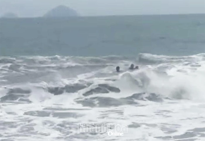 Kịp thời cứu du khách bị sóng lớn cuốn ra xa bờ ở biển Nha Trang