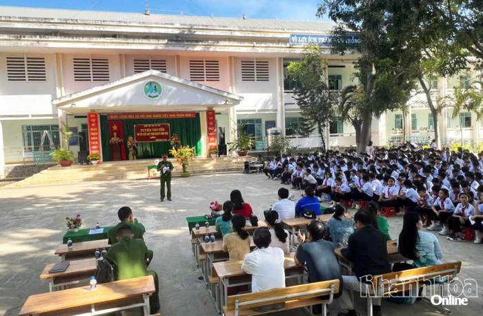 Tuyên truyền, giáo dục pháp luật cho học sinh và giáo viên Trường THCS Phan Bội Châu