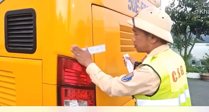 Xử phạt tài xế không có giấy phép lái xe chở khách trên cao tốc