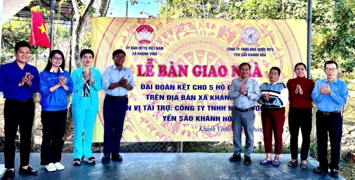 Công ty TNHH Nhà nước Một thành viên Yến sào Khánh Hòa phối hợp bàn giao 5 căn nhà Đại đoàn kết và tặng 300 suất quà Tết cho người dân xã Khánh Vĩnh