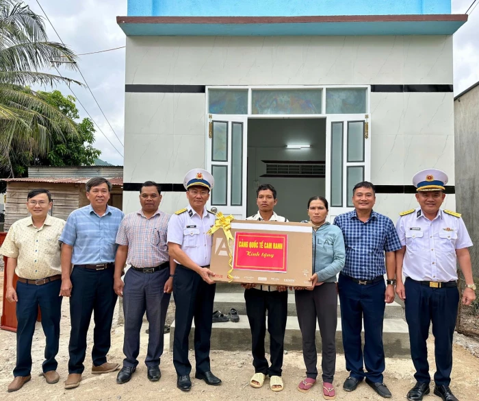 Ủy ban MTTQ Việt Nam xã Nam Cam Ranh bàn giao nhà Đại đoàn kết cho hộ khó khăn