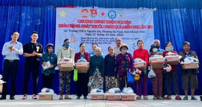 Khám bệnh, phát thuốc miễn phí và tặng 400 phần quà cho người dân phường Ba Ngòi