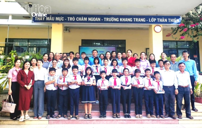 Mặt trận phường Bảo An tặng quà cho học sinh Trường Tiểu học Thành Hải 2