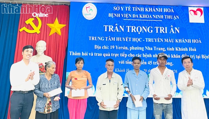Trao 30 suất quà cho bệnh nhân mắc các bệnh về máu
