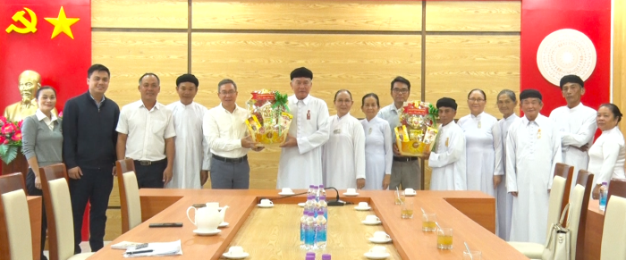 Ban đại diện Hội thánh Cao đài Tòa thánh Tây Ninh tỉnh thăm, chúc Tết lãnh đạo xã Diên Khánh
