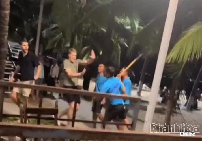 Đình chỉ quán bar Bluesea Beach sau vụ việc nhân viên cầm xẻng đe dọa du khách