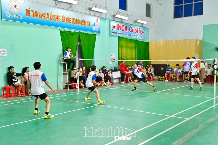 128 vận động viên tham gia Giải cầu lông mừng Đảng, mừng xuân Hội Chữ thập đỏ phường Ninh Hòa