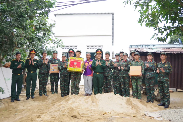 Lãnh đạo Bộ Chỉ huy Quân sự tỉnh Khánh Hòa thăm, động viên cán bộ, chiến sĩ thực hiện "Chiến dịch Quang Trung" tại xã Khánh Vĩnh