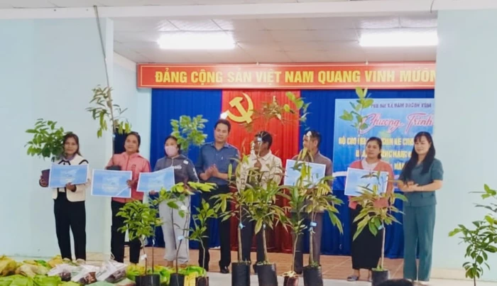 Hội Liên hiệp Phụ nữ xã Nam Khánh Vĩnh trao phương tiện sinh kế, tặng quà cho phụ nữ khó khăn