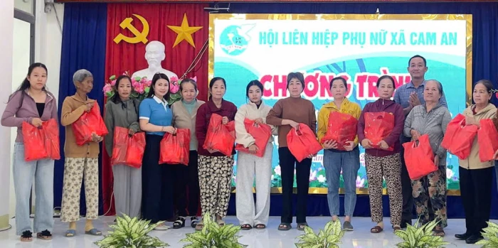 Hội Liên hiệp Phụ nữ xã Cam An trao quà Tết, hỗ trợ sinh kế cho phụ nữ khó khăn