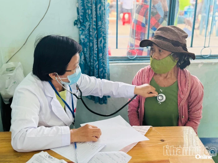 Khám bệnh, phát thuốc miễn phí cho 500 người dân xã Diên Khánh