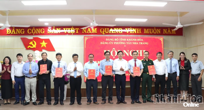 Đảng bộ phường Tây Nha Trang tiếp nhận 4 tổ chức cơ sở đảng