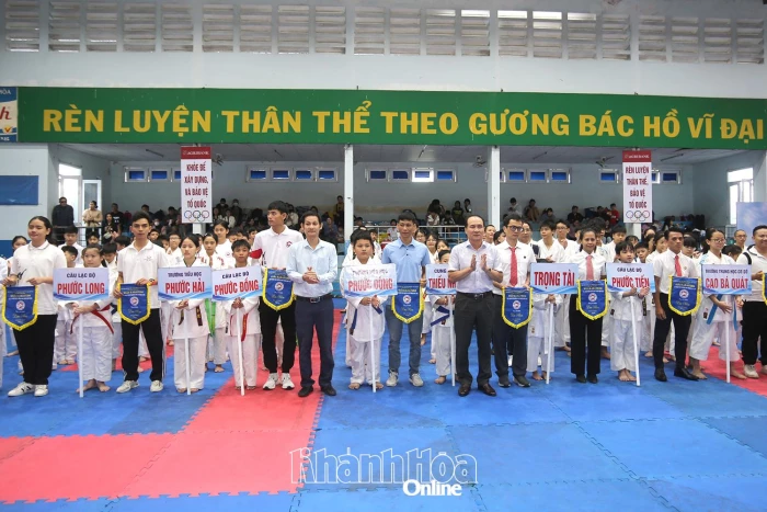 Hơn 200 vận động viên tham gia Giải Karatedo các nhóm tuổi phường Nha Trang