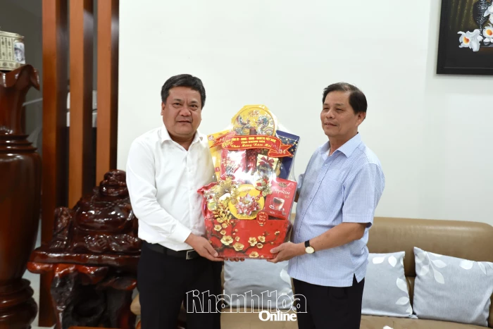 Chủ tịch UBND tỉnh Trần Phong thăm, chúc Tết gia đình các đồng chí nguyên lãnh đạo tỉnh